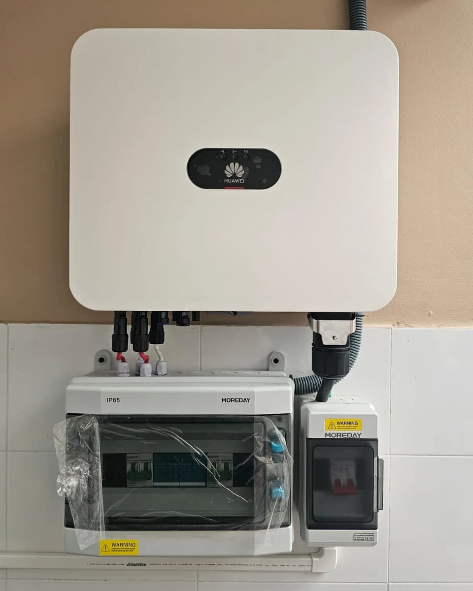 Conexiones de un inversor Huawei instalado por RA-AMON